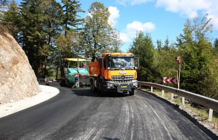 ASFALTIRANJE CESTE CERKNICA BEGUNJE 10 FOTO LJUBO VUKELIČ